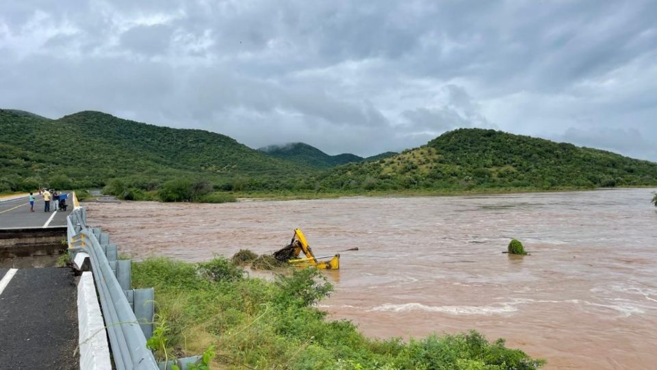 Deslaves en caminos de Michoacán