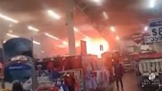 "Fuera todos": captan en VIDEO momento exacto en que incendio consume tienda en Zapopan