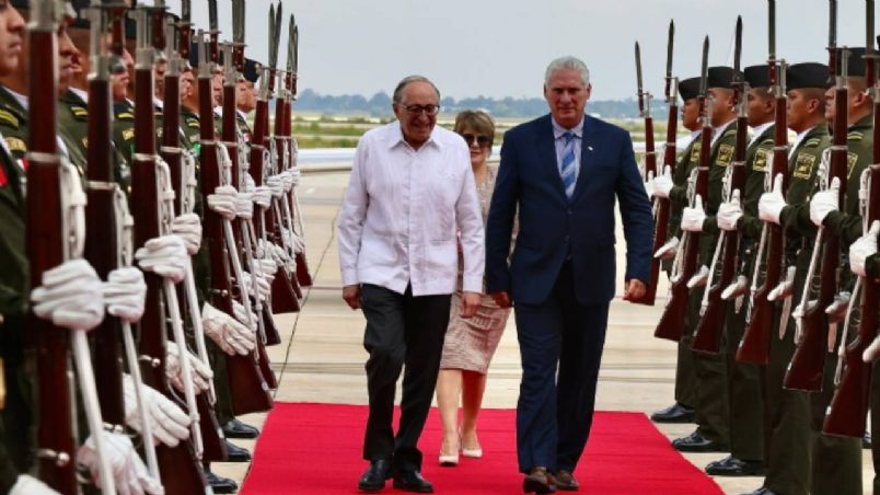 Llega presidente de Cuba, Miguel Díaz-Canel, al AIFA para toma de posesión de Claudia Sheinbaum