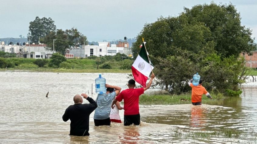 Vecinos de Arboledas del Río Grande luchan contra la inundación en Morelia