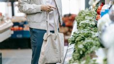 Abuelita es captada supuestamente robando comida de supermercado