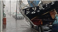 Fuertes lluvias azotan Puebla, cae un espectacular sobre los autos