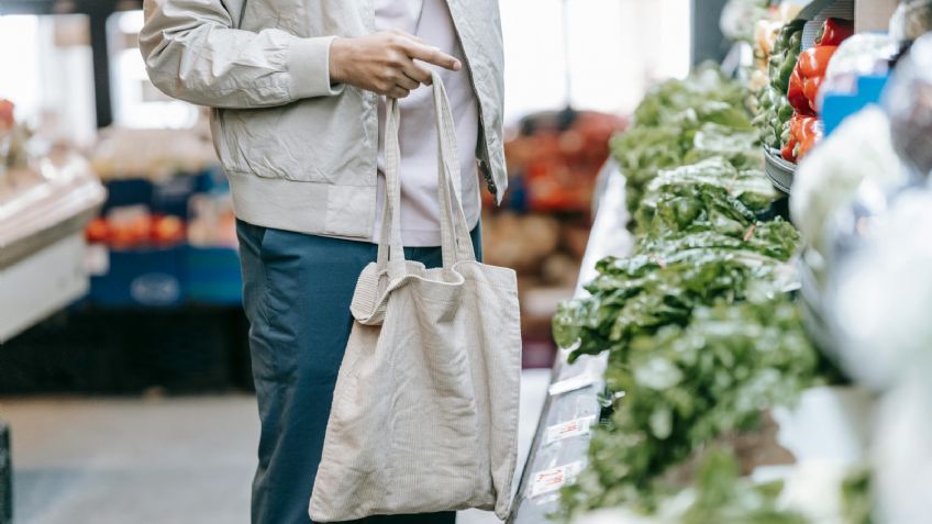 Abuelita es captada supuestamente robando comida de supermercado