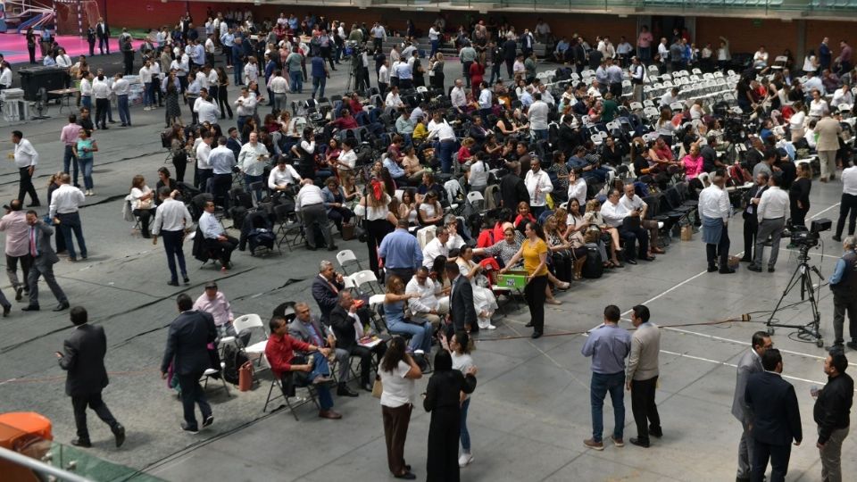 Aspectos de los diputados en sala de armas para discutir la reforma judicial.