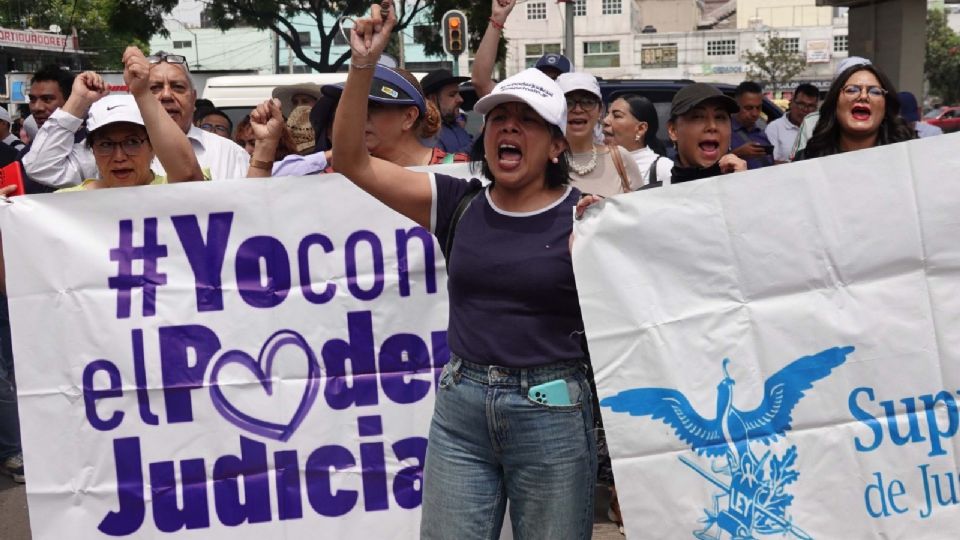 Estudiantes protestan en las inmediaciones de la Sala de Armas de la Magdalena Mixhuca, este martes 3 de septiembre.