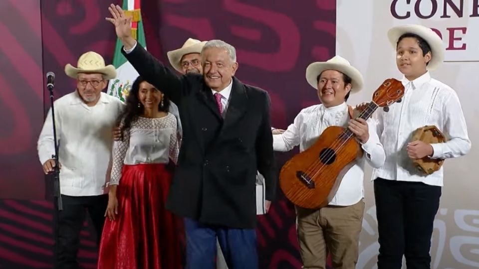 AMLO se despidió de su última Mañanera acompañado del grupo Mono Blanco.