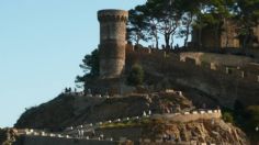 Muere mexicana tras caer por un acantilado del Castillo de Tossa de Mar en Cataluña por tomarse una selfie