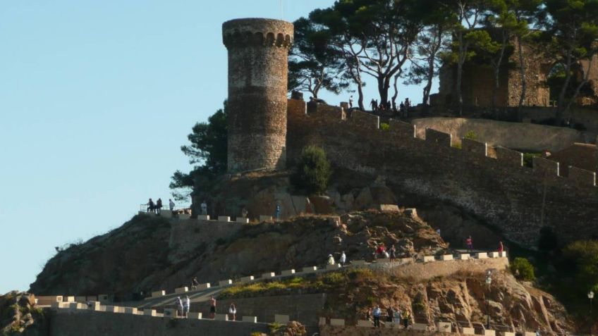 Muere mexicana tras caer por un acantilado del Castillo de Tossa de Mar en Cataluña por tomarse una selfie