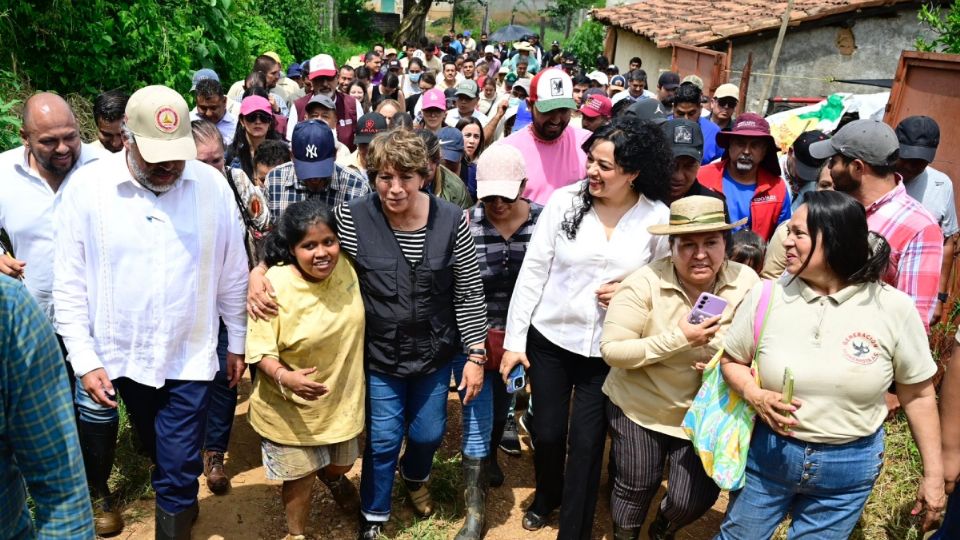 Delfina Gómez visita a afectados por las lluvias en el Edomex
