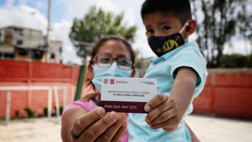 'Mi Beca para Empezar” consiste en un depósito mensual, el primer día de cada mes durante el ciclo escolar, para niñas y niños inscritos en escuelas públicas de educación básica.