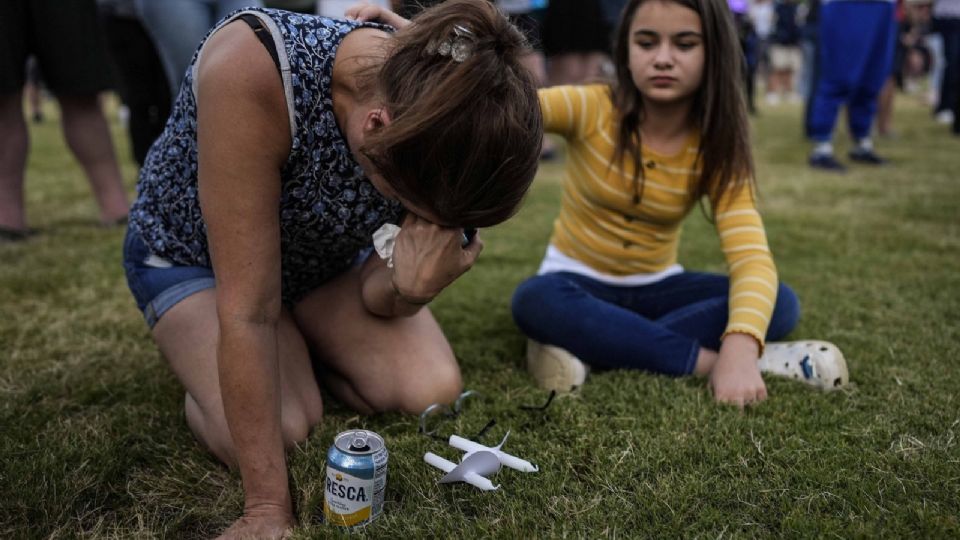 Una estudiante de la secundaria consuela a su madre después del tiroteo de este miércoles 4 de septiembre.