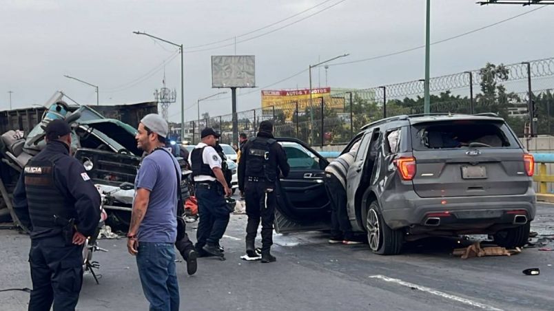 Volcadura en avenida Central provoca caos vial