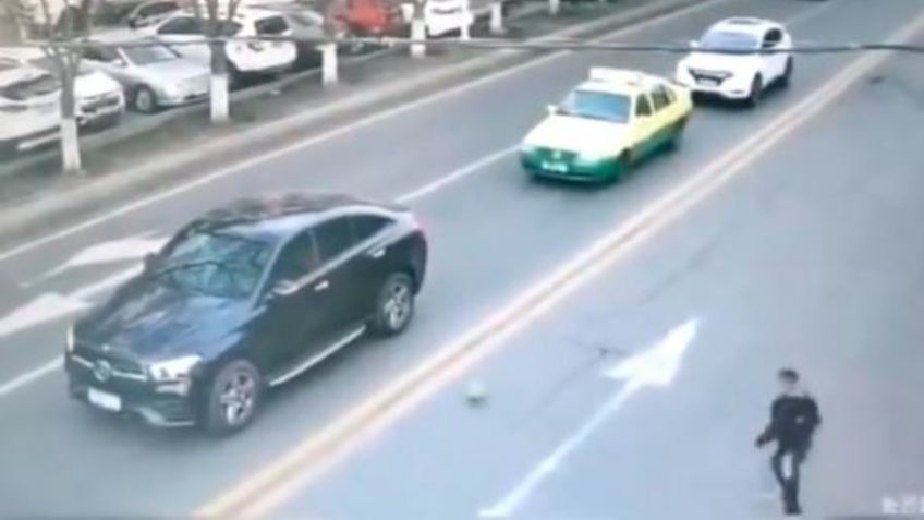 VIDEO FUERTE: Un niño es atropellado cuando trataba de sacar su balón debajo de una camioneta