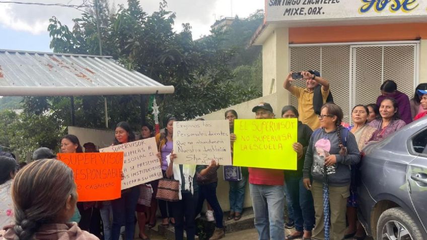 O corren al supervisor de una escuela, o padres de familia de Zacetepec mantendrán retenidos a 10 maestros