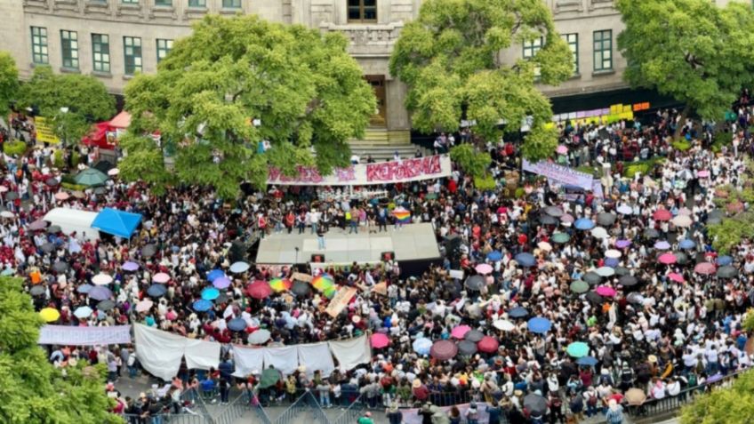 Abarrotan SCJN jóvenes  a favor de la reforma judicial