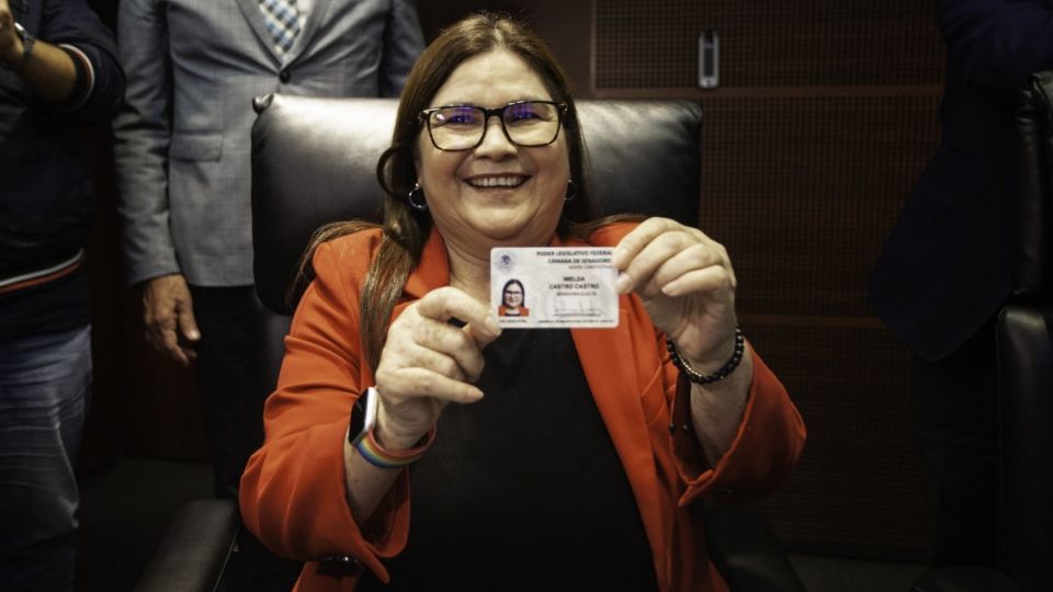 Imelda Castro Castro, acude por su credencial que la acredita como senadora.