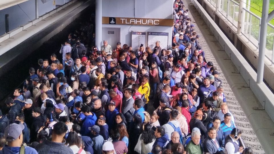 En la estación Tláhuac reportan gran afluencia de personas.