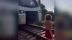 ¡Sobrevivió de milagro! Una mujer fue arrollada por un tren cuando intentaba tomarse una épica foto: VIDEO