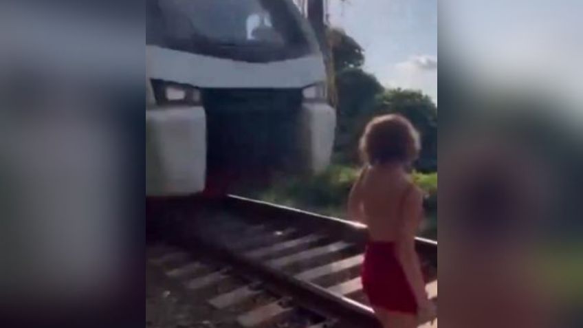 ¡Sobrevivió de milagro! Una mujer fue arrollada por un tren cuando intentaba tomarse una épica foto: VIDEO