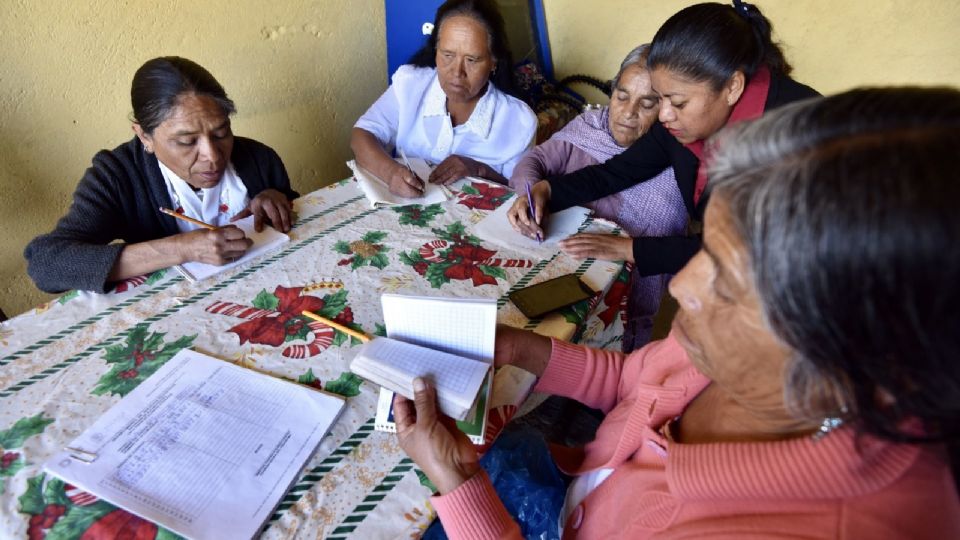 Mujeres indígenas del Estado de México aprender a leer y escribir, en una campaña realizada en 2019.