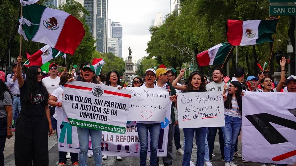 Manifestantes en contra a la reforma al Poder Judicial