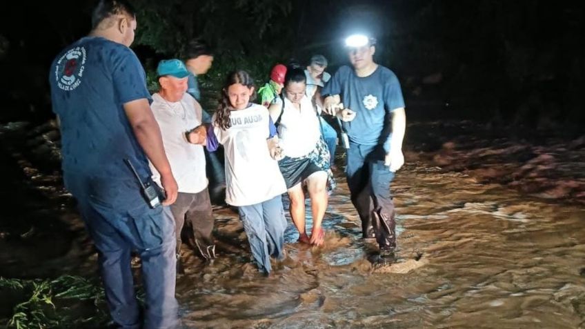 Quedan incomunicadas 53 personas tras socavón en Colima; Guardia Nacional las rescata horas después