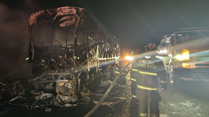 Se calcina autobús en carretera de Nuevo León tras chocar con un tráiler; cuatro personas murieron