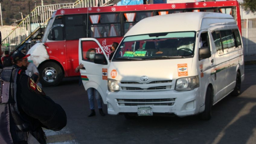 A señas, pasajeros de combi en la Agrícola Oriental avisan a policía que están siendo asaltados y capturan a delincuente