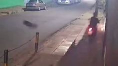 Motociclista sin casco muere tras aparatoso choque contra un poste: VIDEO FUERTE