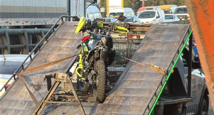 Mujer motociclista derrapa y camión le pasa encima en Puente de la Concordia