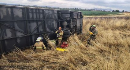 Fallece una persona al volcar autobús de pasajeros en Lagos de Moreno