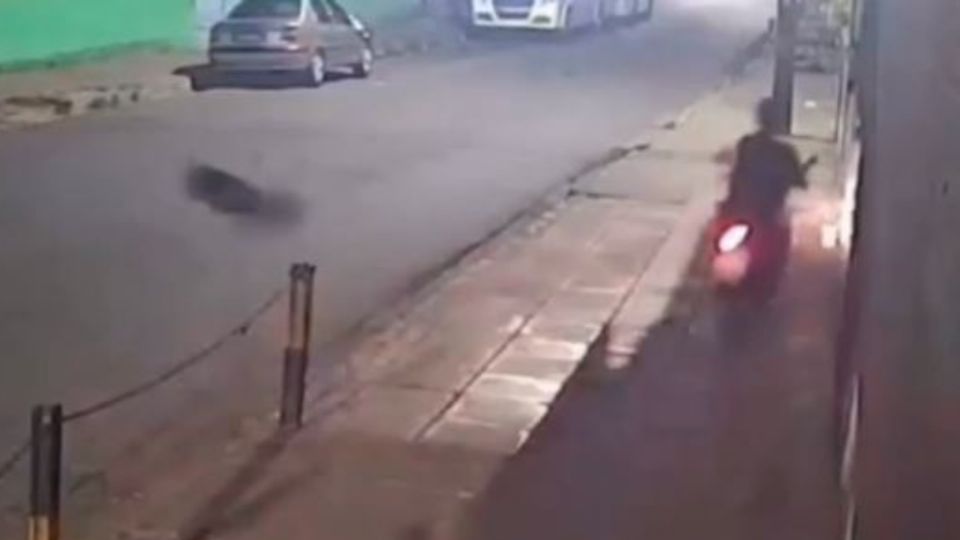 El cuerpo del motociclista quedó tendido sobre la banqueta.