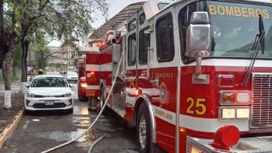 Desalojan a mil 200 personas por incendio en plaza de Monterrey | VIDEO