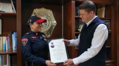 Pablo Vázquez Camacho entrega la constancia de ascenso a la policía Yaciel Bahena de la PBI, por salvar la vida de una niña en el Metro Merced