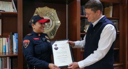 Pablo Vázquez Camacho entrega la constancia de ascenso a la policía Yaciel Bahena de la PBI, por salvar la vida de una niña en el Metro Merced