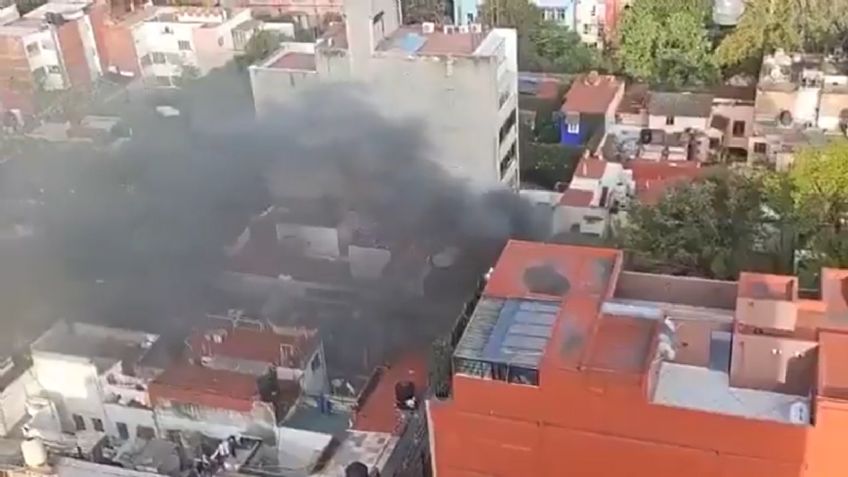 Fuerte incendio consume en su totalidad la recámara de una casa en la colonia Roma