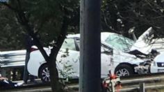 Fuerte accidente en CDMX: automóvil vuelca en segundo piso de Periférico