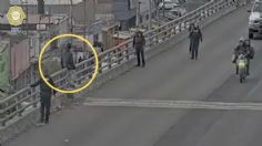 Captan momento exacto en que policías evitan suicidio de un hombre en puente de Calzada Ignacio Zaragoza