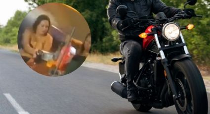 Motociclista a exceso de velocidad arrolla a mujeres que comían en un puesto callejero | IMÁGENES FUERTES