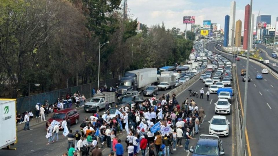 Decenas de manifestantes permiten circular sólo en un carril.