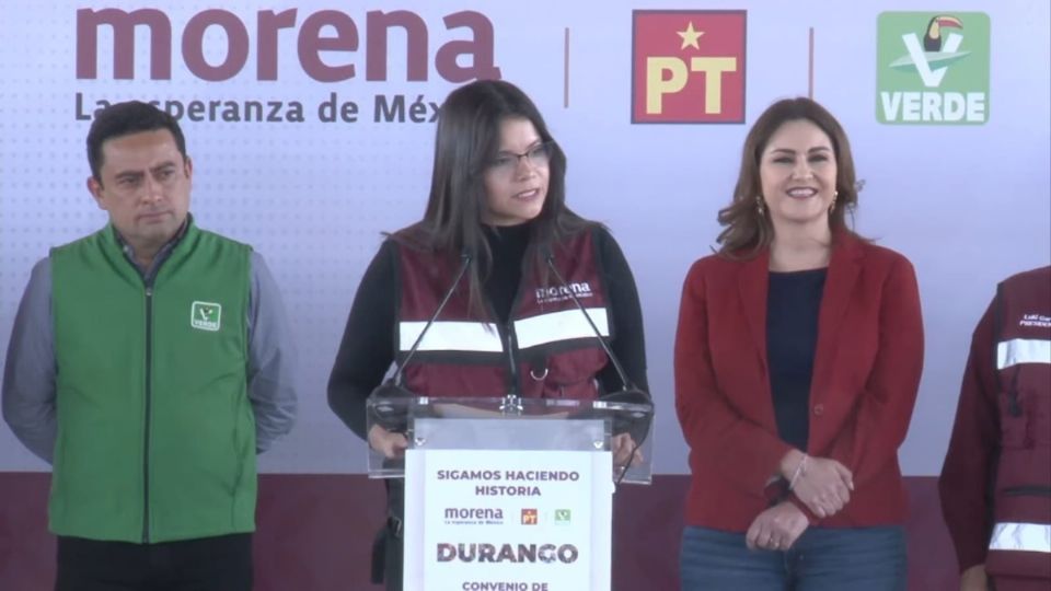 Representantes de los tres partidos se reunieron durante la firma del convenio