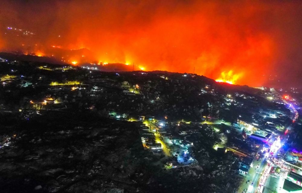 Reportan fuertes incendios forestales en Tecate, Baja California