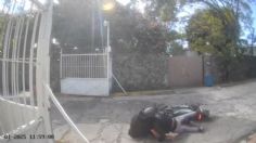 Taclean a ladrón que huía a bordo de moto robada y frustran el atraco | VIDEO