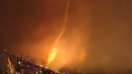 Foto que representa a Captan enorme "tornado de fuego" girando en los devastadores incendios de Los Ángeles