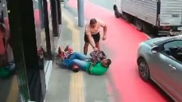 Foto que representa a Con llave de Jiu Jitsu, hombre somete a delincuente que asaltó una joyería | VIDEO