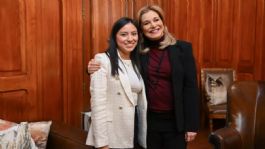 Foto que representa a Maru Campos da la bienvenida al Gobierno del Estado a la científica chihuahuense Nadia Zenteno