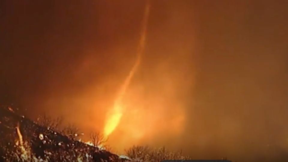 Tornado de fuego en los incendios forestales en Pacific Palisades, Los Ángeles.