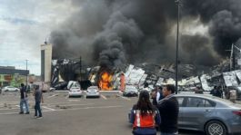 Foto que representa a Las impactantes imágenes del incendio en Sinaloa que arrasó con el Casino Royal Park de Culiacán