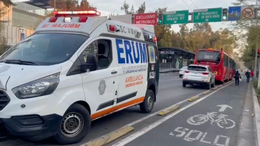 Metrobús choca contra un automóvil en la estación Río de Guadalupe; hay 2 lesionados