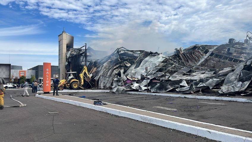 Incendio consume Casino Royal Park en Culiacán | VIDEOS y FOTOS